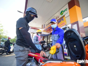 Thương nhân phân phối cũng được điều chỉnh công bố giá xăng dầu - Ảnh: Q.ĐỊNH