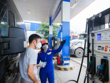 Việc mua xăng dầu và xuất hóa đơn từng là một quá trình phức tạp và tốn thời gian đối với nhiều khách hàng. Trước đây, khách hàng phải vào phòng điều hành, gặp kế toán để cung cấp thông tin doanh nghiệp và chờ đợi quá trình cập nhật thông tin. Điều này không chỉ gây bất tiện mà còn làm mất nhiều thời gian của cả khách hàng và nhân viên kế toán.